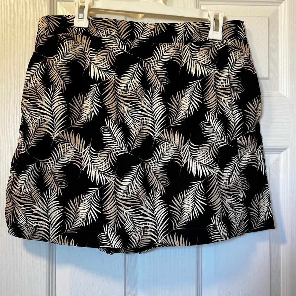 Ellen Tracy Monochrome Leaf Pattern Skort. Size M - image 1